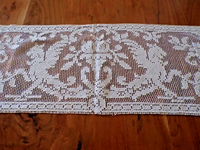Linge ancien Napperon au filet blanc motifs floraux et chimeres - Photo 1/3