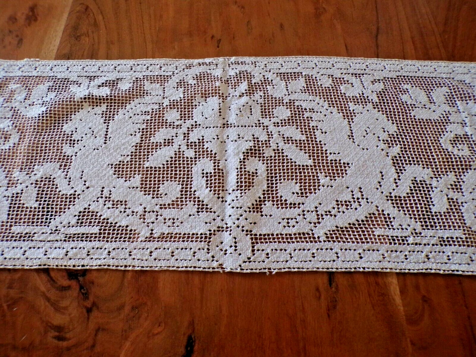 Linge ancien Napperon au filet blanc motifs floraux et chimeres - Photo 1/3