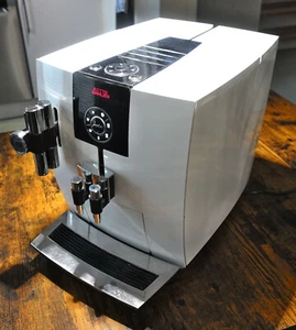Jura Impressa J9.2 One Touch, Kaffeevollautomat, weiß - Bild 1 von 6