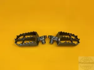 Yamaha YZ250F YZ450F 10-22 Foot Pegs OEM 17D-27411-00-00 17D-27421-00-00 179 - Picture 1 of 3