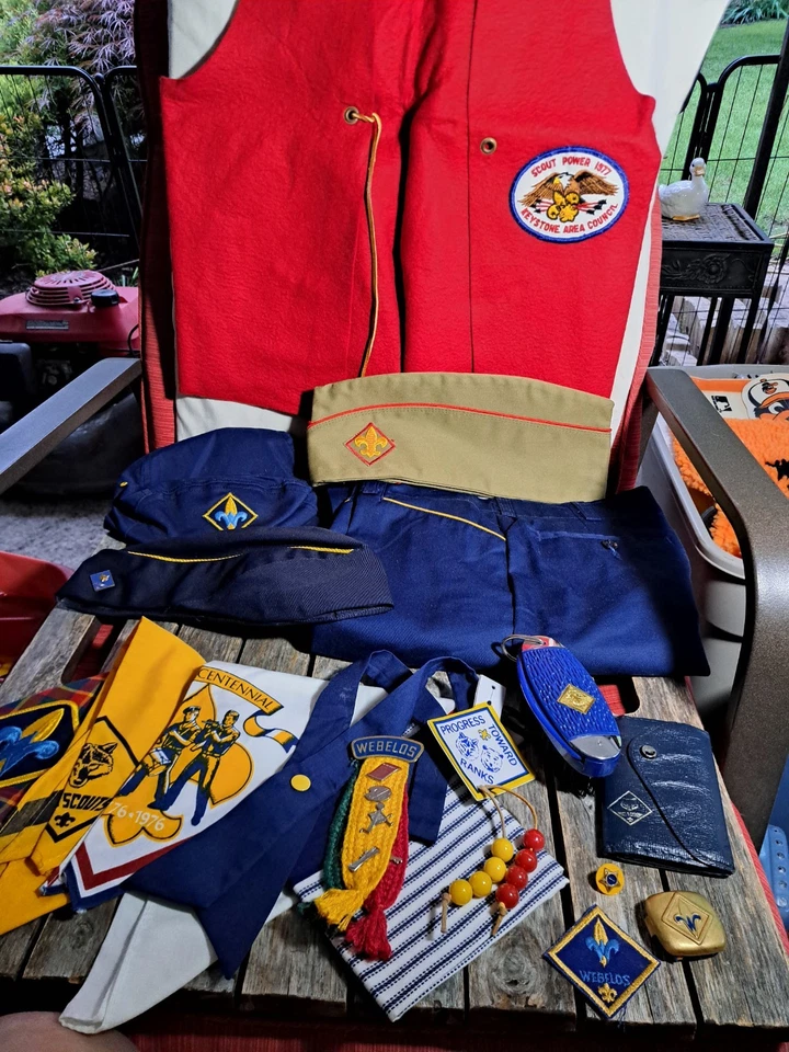 Lote Vintage Boy Scouts of America Chaleco Rojo, Corbatas, Premios y Más #4926BMT Foto 1 de 4