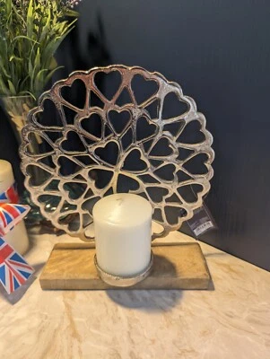 Corazones de metal escultura pilar candelabro candelabro rústico base de madera adorno Foto 1 de 4
