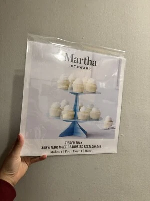Bandeja para cupcakes blanca de dos niveles Martha Stewart soporte exhibición cumpleaños boda Foto 1 de 3