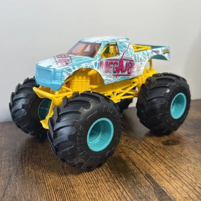 Monster Truck Hot Wheels Mega Jolt 1:24 de gran tamaño azul rosa amarillo Foto 1 de 4
