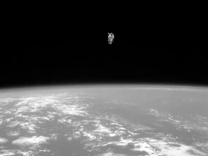 Póster fotográfico de astronauta flotando en órbita espacial caminata terrestre impresión artística B+N - Imagen 1 de 2