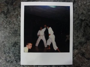 Polaroid Foto von zwei Jungs Kung Foo kämpfen mit Junge schaut an - Bild 1 von 1