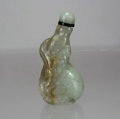 BOTELLA DE RAPÉ DE JADE DE FORMA INUSUAL (ELEFANTE SENTADO), 1740-1840 Foto 1 de 4