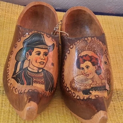 PAIRE DE PETITS SABOTS EN BOIS - Longeur 10 cm - Anciens - Photo 1/4