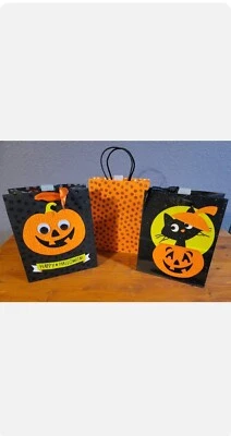 Juego de 3 bolsas de regalo temáticas de Halloween de Hallmark gato negro en calabaza, divertido Jack Foto 1 de 4