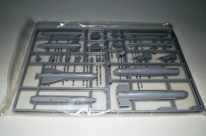 TRUMPETER F-8J CRUSADER 02273 ⭐CZĘŚCI⭐ SPRUE Ix2-GBU15s+AGM12s+WIĘCEJ 1/32 - Zdjęcie 1 z 3