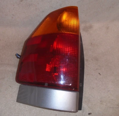 02 03 04 05 06 07 08 09 Luz Trasera Envoy LH DRIVERS con Borde de Color Foto 1 de 2