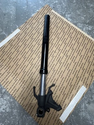 Horquilla lateral izquierda Yamaha MT-10 2018-2021 OEM RECTA LISTA PARA MONTAR Foto 1 de 4