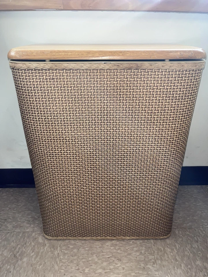 Cesta de mimbre Redmon vintage con tapa de roble de madera maciza cesta de lavandería de mediados de siglo Foto 1 de 4