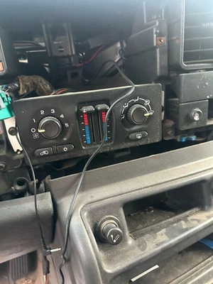 03 04 CHEVY SILVERADO 2500 Temperature Heat AC Control - Image 1 of 4