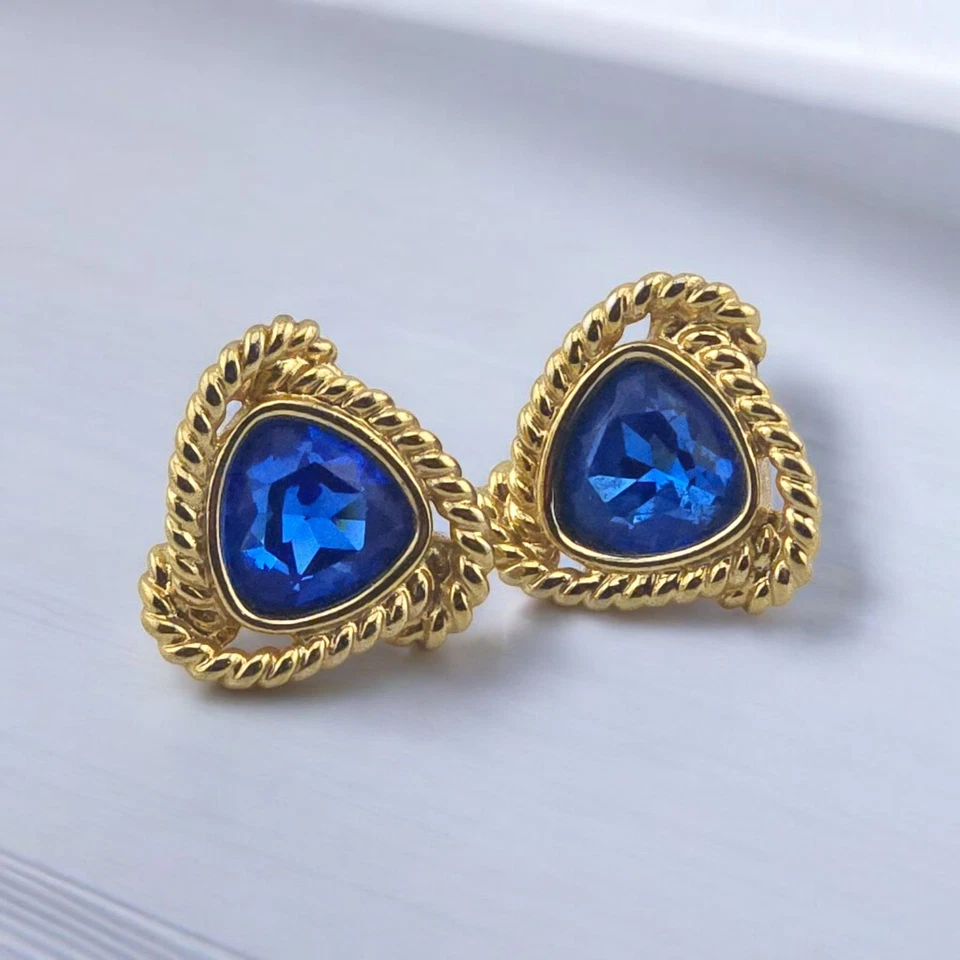 Conjunto de aretes Swarovski perforados enchapados en oro con bisel de cuerda texturizada piedras azules Foto 1 de 4
