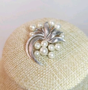 Vtg Crown Trifari Faux Pearl Cluster Silver Rhinestone Brooch Pin - Picture 1 of 5