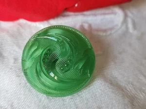 Pulsante Vintage In Vetro Latteo Verde 2,2 Cm G17D - Picture 1 of 5