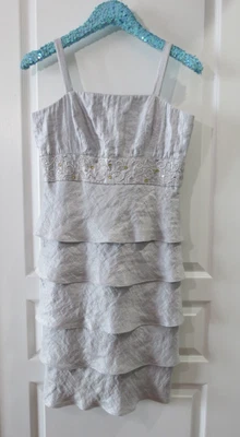 Precioso Vestido R&M Richards Gris Claro Hasta la Rodilla Volantes Forrado Estrás Talla 8 Foto 1 de 4