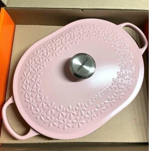 Le Creuset Marmite Oblongo 31cm Flor Relieve Suger Rosa 3400ml Nuevo en Caja de JP Nuevo - Imagen 1 de 6