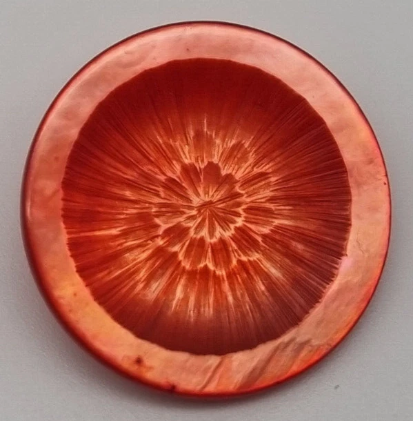 Zart roter Perlmutt Ösen-Knopf 23-34 mm Ziseliert / Mother-of-Pearl Button E62 - Bild 1 von 1
