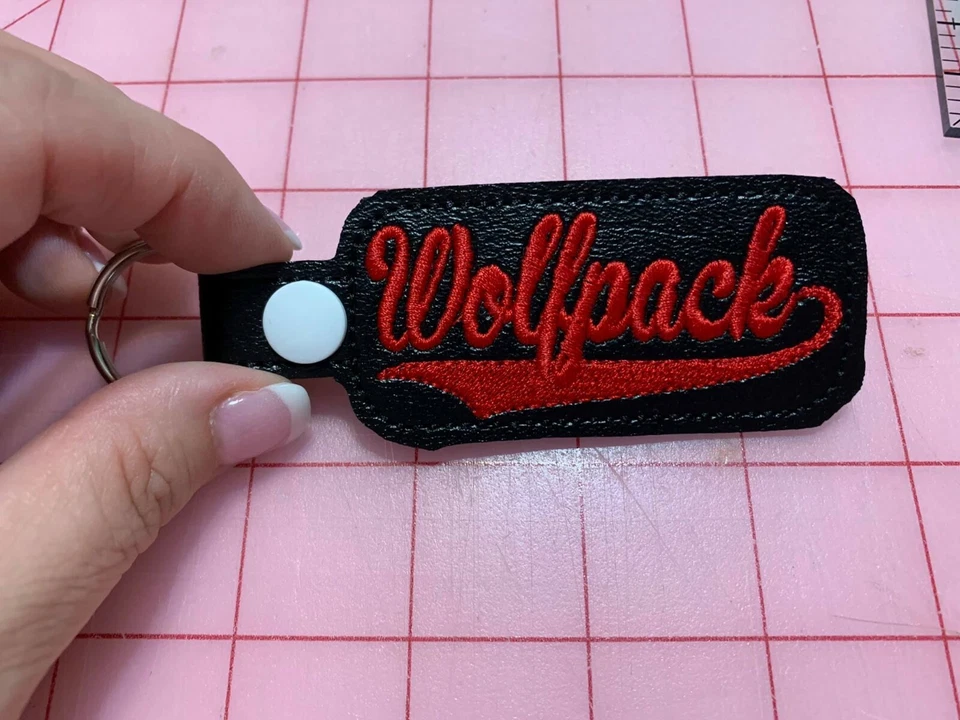 Wolfpack Escuela Mascota Llavero Negro y Rojo Foto 1 de 1