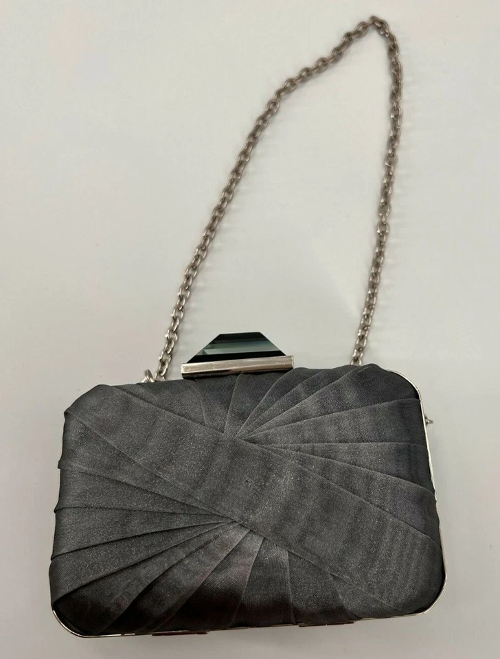 Bolso sin asas de noche de diseñador Sondra Roberts plateado satinado con correa de cadena Foto 1 de 4