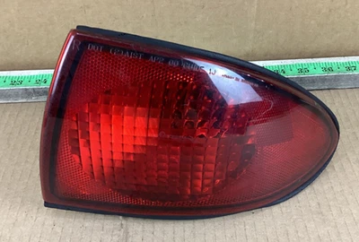 Luz trasera montada en panel cuarto lateral derecho Chevrolet Cavalier 2000-2002 OEM Foto 1 de 4