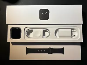 Apple watch 5 - Space grijs - 44mm - Sport band zwart - alle toebehoren aanwezig - Afbeelding 1 van 10