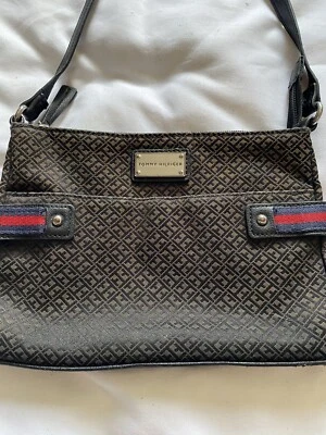 Cartera de lona negra y gris con estampado de logotipo Tommy Hilfiger con detalles de rayas rojas azul marino Foto 1 de 4