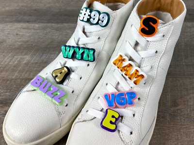 Dije de cordones con monograma personalizado - Etiqueta personalizada con números de letras de burbujas Foto 1 de 4