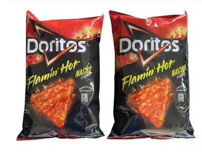 Chips de tortilla con sabor a nacho caliente DORITOS Flamin' (paquete de 2) Foto 1 de 3