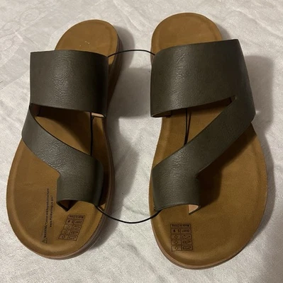 Blowfish Malibu Sandals Womens 7.5 Slip On Toe Loop Beige Casual Flat Straps - Image 1 of 4