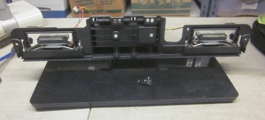 Base de soporte de TV genuina original Magnavox 1EM028668 con tornillos para 32ME402V/F7 Foto 1 de 4