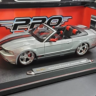 Литой автомобиль Maisto Ford Mustang GT Convertible Pro Rodz 2010 серебристый в открытой коробке - Изображение 1 из 4