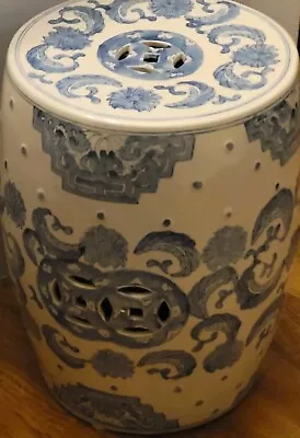 Asiento de jardín vintage azul y blanco principios del siglo XX altura 18,5 "diámetro 12" Foto 1 de 4