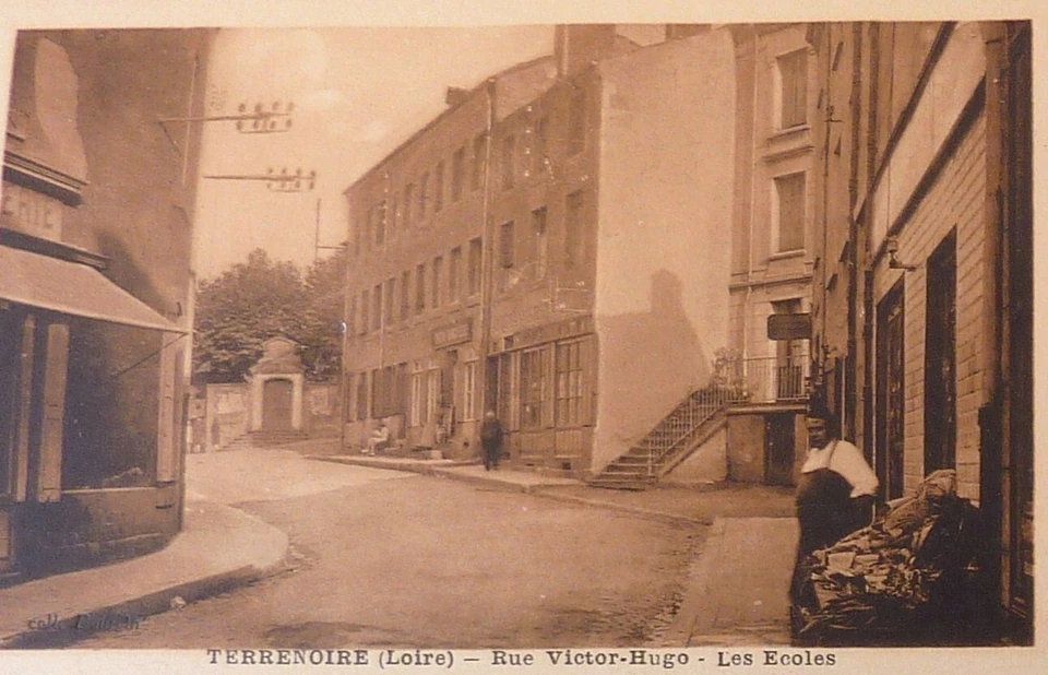42 Saint Etienne Terrenoire (loire) Rue Victor Hugo  (Col FABIEN)Les Ecoles CPA  - Photo 1/1