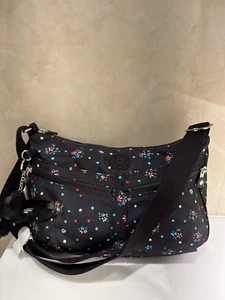 Nuevo con etiquetas Bolso Bandolera Kipling Izellah Para Mujer en Negro Floral 13"W x 9"H x 4-3/4"D - Imagen 1 de 5