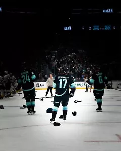 Sombrero truco de Jaden Schwartz 18 de enero de 2025 Seattle Kraken 8x10 NHL foto de hockey - Imagen 1 de 1