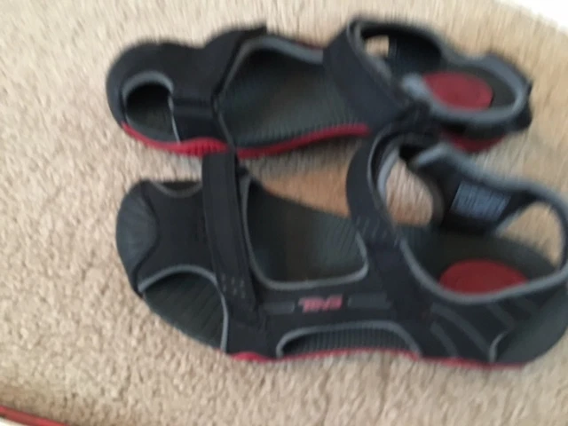 Zapatos de agua Teva para niños negros y rojos 2 jóvenes - ligeramente usados Foto 1 de 1