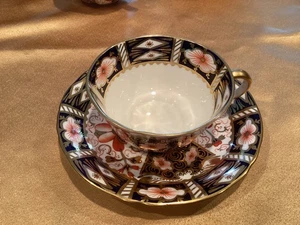 Taza y platillo Royal Crown Derby Inglaterra tradicional Imari 2451 - Imagen 1 de 8