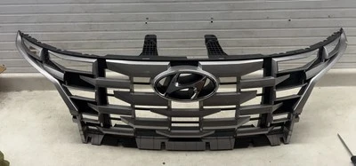 OEM 2022-2023 HYUNDAI SANTA CRUZ PARACHOQUES DELANTERO REJILLA SUPERIOR CON EMBLEMA 86366-K5000 Foto 1 de 4