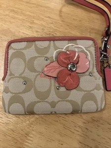 Coach hellbraune Signatur Kalbsleder/Geldbörse mit rosa Wildlederblume & rosa Lederriemen - Bild 1 von 6