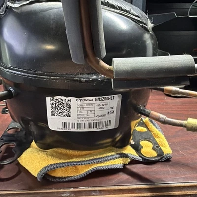 Compressor de Geladeira Embraco EM3Z70HLT 115–127V 60Hz – NOVO Caixa Aberta – R134a - Imagem 1 de 4