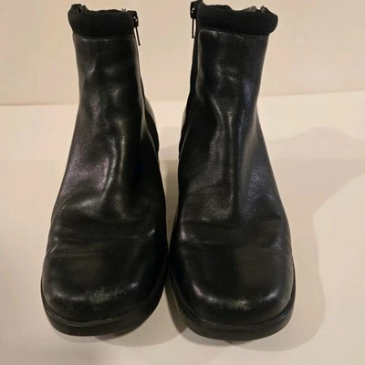 Easy Spirit Women's Black Leather Ankle Boots, Size 9.5 Medium, Zip-Up - Image 1 of 4