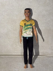 Mattel Ken Moda Muñeca Hombre Barbie Muñeca Pelo Negro Fútbol Camisa y Pantalones - Imagen 1 de 2