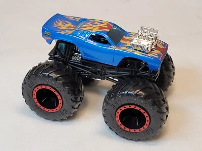Camionetas Monster Jam Rodger Dodge Hot Wheels - azul con llantas rojas escala 1:64 Foto 1 de 4
