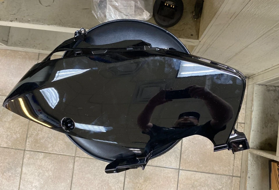 22-24 SUZUKI HAYABUSA GSX 1300R OEM ЛЕВАЯ БОКОВАЯ КРЫШКА ЧЕРНАЯ ДЕТАЛЬ # 94485-10L00-YVB - Изображение 1 из 1