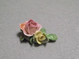CORONA SU NAPOLEONE CAPODIMONTE PORCELLANA ROSA ROSE GIALLE FIGURINA - Foto 1 di 9
