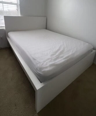 Marco de cama Queen / Ikea Foto 1 de 3