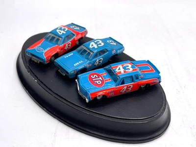 Lote USADO de 3 Coches Diecast Richard Petty #43 Escala 1:64 STP Montados en Madera Foto 1 de 4